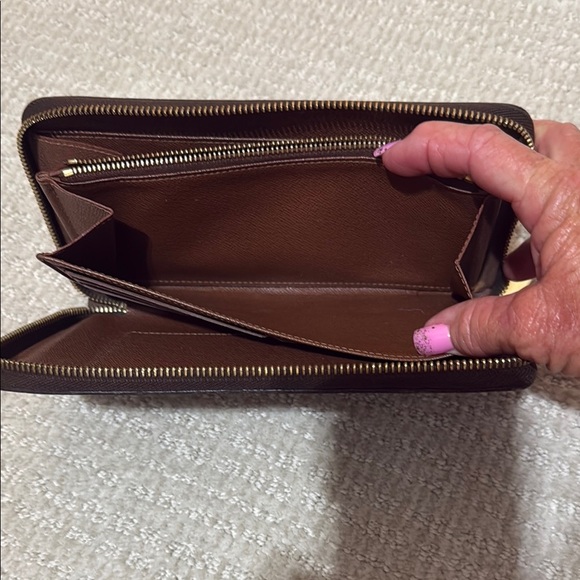 Louis Vuitton Brown Monogram Wallet Iconic Design - Picture 4 of 10